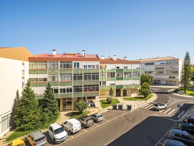 Apartamento T3 remodelado para arrendamento em Oeiras