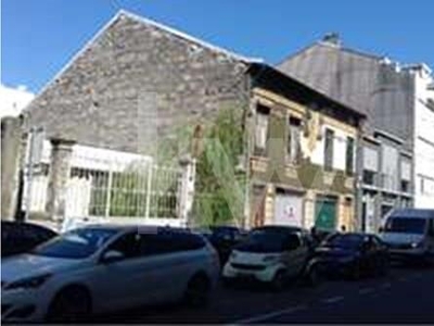 Prédio para reabilitação total com garagem e logradouro no Marquês, Porto