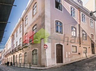 Prédio residencial com 16 apartamentos em Santa Catarina / Misericórdia / Lisboa