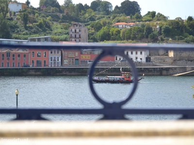 Prédio na Ribeira, Porto