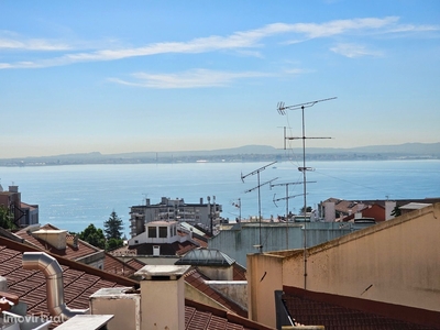 T4 em Lisboa com vista Frontal de Rio, terraço 40m2 Espetacular !