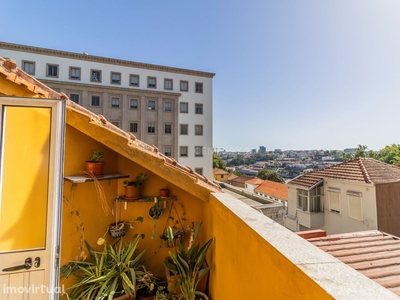 Venda de dois prédios contíguos na Baixa do Porto
