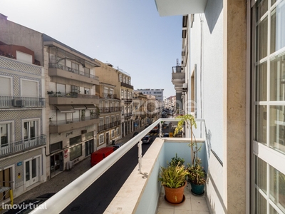 Apartamento T3 em Arroios, com varanda, próximo do metro dos Anjos
