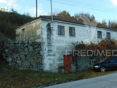2 casas em pedra p/ recuperar c/ terreno em Vila Real,