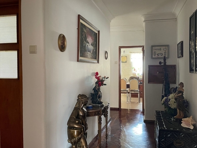 Apartamento Espaçoso e Totalmente Mobilado numa Localização Privilegiada em Queluz