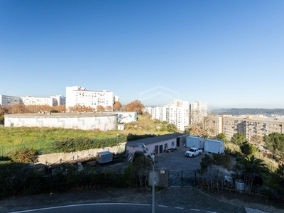Apartamento T2 com estacionamento e arrecadação em Santo António dos Cavaleiros