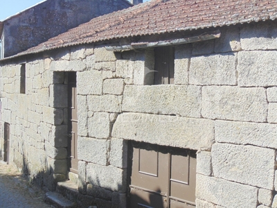 Casa Tradicional em granito c/ quintal para recuperar em Vila Real,