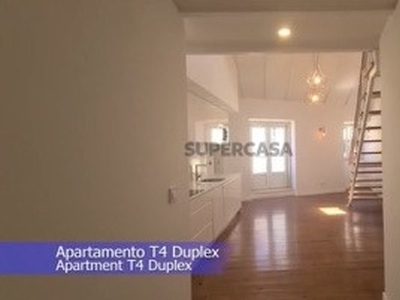 Duplex T4 para arrendamento na Rua dos Remédios
