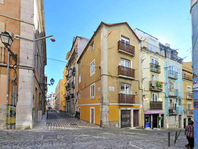 Prédio bem conservado na Rua Luz Soriano. Em Venda!