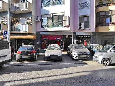 Venda de Loja bem conservada com 194m2 muito bem localizada em Queluz na Av. José Elias Garcia