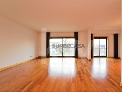 Apartamento T4 para arrendamento em São Domingos de Benfica