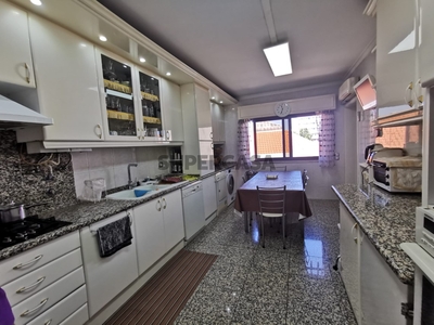 Apartamento T4 para arrendamento na Rua Elias Garcia