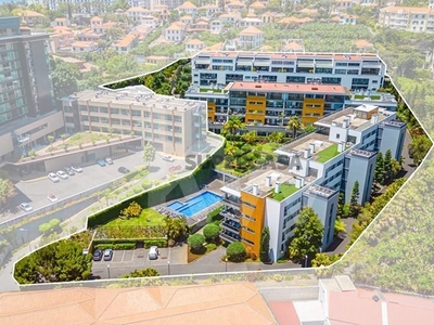 Apartamento T4 Triplex à venda em Funchal (São Pedro)