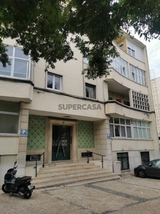 Apartamento T4+1 para arrendamento na Avenida Almirante Gago Coutinho