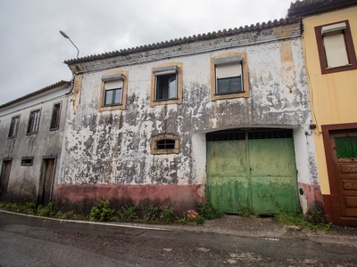 Propriedade Rústica - casas antigas, adornadas com detalhes em xisto e uma eira tradicional com Terreno em Reguengo, na Lousã