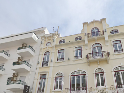 Refúgio à Beira-Mar: Apartamento Duplex T5 de Luxo no Coração Histórico da Nazaré