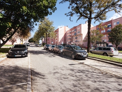 Apartamento T1 para arrendamento em Queluz e Belas