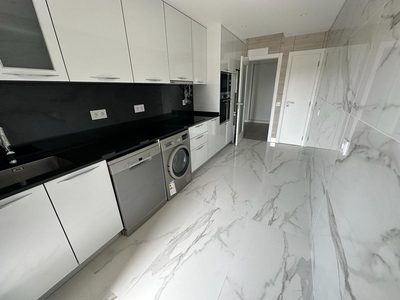 Apartamento T2 novo com excelentes áreas e acabamentos de qualidade superior, localizado nas Gambelas, Algarve, Portugal.