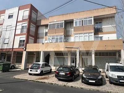 Apartamento T3 com 1 Suíte, Parqueamento e vista para o Palácio da Pena, localizado na melhor zona do Algueirão