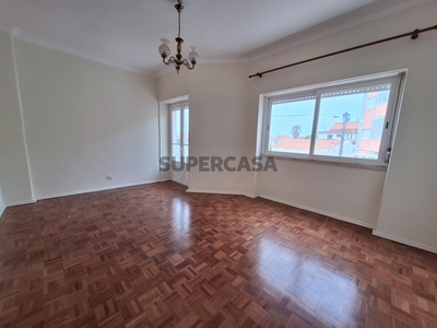 Apartamento T3 para arrendamento na Rua Ferreira de Castro