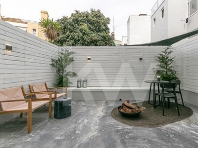 Arroios | Apartamento T2 totalmente remodelado e decorado com terraço e muita luz natural