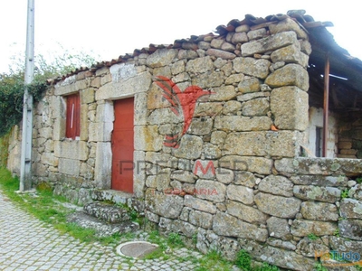 Casa p/ recuperar c/ terreno às portas de Vila Real
