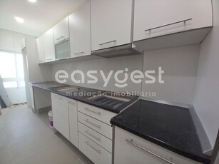 Apartamento T3 com 86 m2 totalmente Renovado em 2 andar nas Paivas