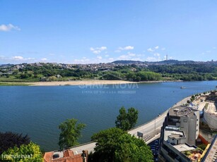 Apartamento T3, com vistas sobre o Rio Douro