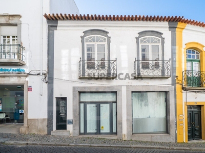 Moradia T4 Duplex à venda na Rua Serpa Pinto