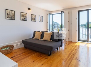 Oportunidade para Habitar ou Investir -  Apartamento T1+1 mobilado com Varanda na Baixa do Porto
