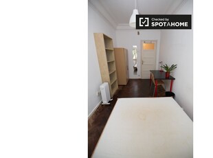 Quarto ensolarado em apartamento de 7 quartos em Arroios, Lisboa