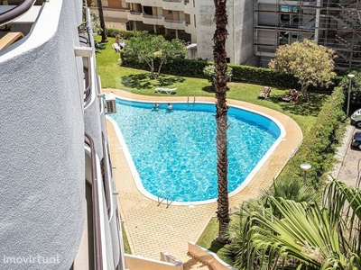T2 em Vilamoura com boas áreas em condomínio com jardim e piscina, com