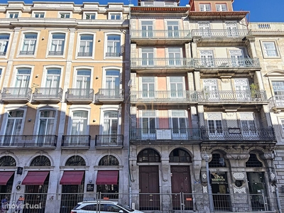 Edifício com projeto aprovado para hotel na Ribeira do Porto.