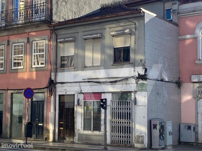 Prédio no centro do Porto com potencial de construção para habitação o