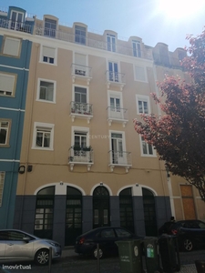 Apartamento 3 assoalhadas, na Rua Heróis de Quionga, em Arroios