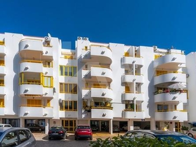 Apartamento T2 Com Elevador em Vilamoura a 500m da Marina e a 700m da Praia: Oportunidade para Habitação Própria Permanente ou Rentabilizar