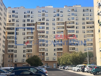 Apartamento T2 com terraço - Carregado, 164.000€