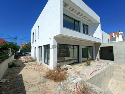 Moradia T3 Duplex à venda em Charneca de Caparica e Sobreda
