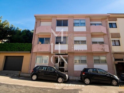 Apartamento T2 situado na Rua Corte Real, Porto.