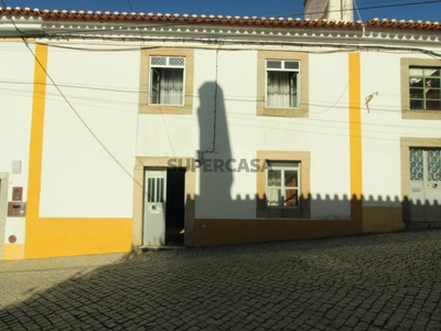 Casa Antiga T3 à venda na Rua Senhora das Candeias