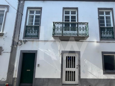 Moradia c/ elevado potencial para rentabilização no centro de Ponta Delgada, Açores