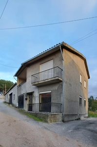 Moradia isolada T4 e armazém localizada em Paranhos - Seia, perto da Serra da Estrela.