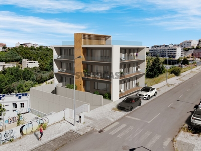 Apartamento T1 Triplex à venda em Santo António dos Olivais