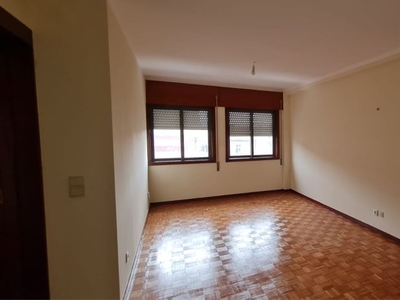 Apartamento T2 Santa Marinha (Candal) (OBRIGATORIO FIADORES)