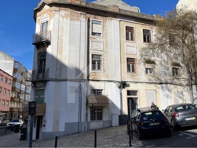 4 apartamentos (2xT3 e 2xT4) para remodelar em S. Domingos de Benfica
