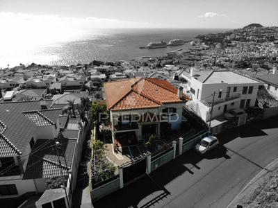 Moradia T4 com 4 Suites e Vista Fantástica para o Funchal,
