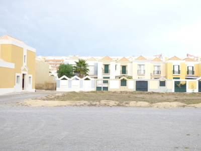Lote com 607m2 para construção de moradia com piscina, de 369 m2, perto do Shopping Forum Algarve, e ecovia.
