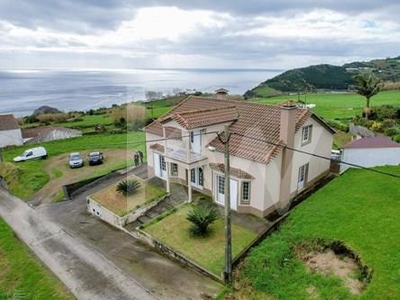 Moradia T2+2 na Povoação com Garagem, Vista Mar e Serra na Ilha de São Miguel Açores