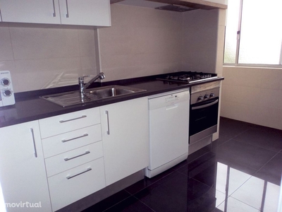 Apartamento renovado T2+1 para arrendar em Lisboa-Ajuda