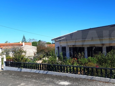 Moradia Isolada Térrea com Garagem Logradouro e Jardim